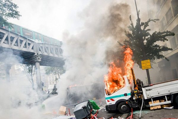 De spectaculaires affrontements ont opposé samedi 19 juillet au soir des militants pro-palestiniens aux forces de l'ordre dans plusieurs rues du nord de Paris, après une tentative de manifestation en soutien aux populations de Gaza, interdite par les autorités.