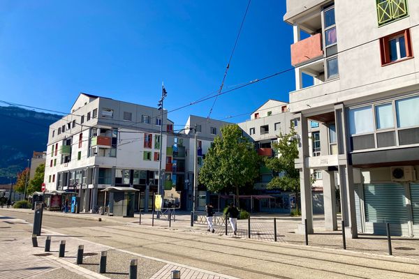 Une fusillade, survenue sur la place Louis Maisonnat le 14 septembre 2024 à Fontaine (Isère), a fait deux blessés graves.