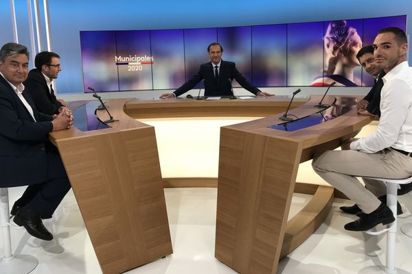 Les quatre candidats en lice pour la mairie de Villeneuve-sur-Lot en Lot-et-Garonne. Sur le plateau de France 3 Aquitaine pour le débat avant le second tour. 