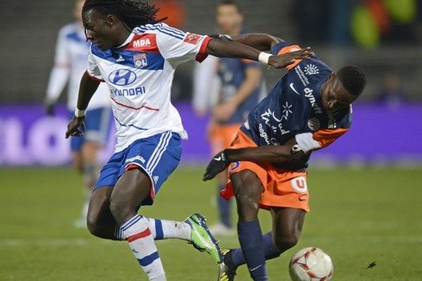  Bafetimbi Gomis aux prises avec le défenseur de Montpellier Mapou Yanga-Mbiwa 