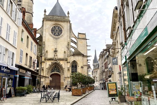 La rue du Miroir et l'église Saint-Aspais, dans le centre-ville historique de Melun.