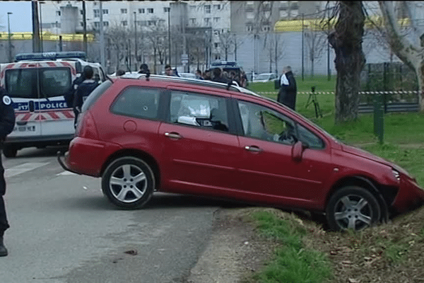 le jeune homme a foncé à deux reprises sur 4 soldats en faction.