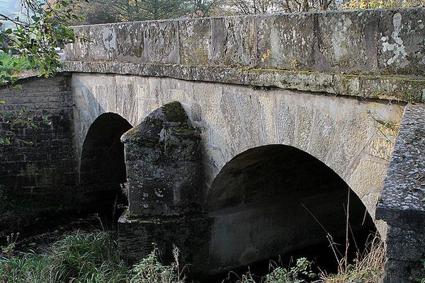 Pont de la D158 sur la Petite Amance entre les communes de Terre-Natale et Coiffy-le-Bas (31 octobre 2011)
