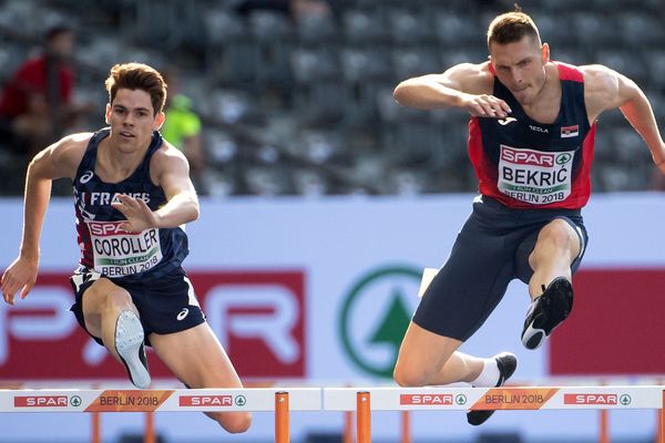 Victor Coroller à gauche et le Serbe Emir Bekric à la lutte pendant le 400 mètres haie à Berlin