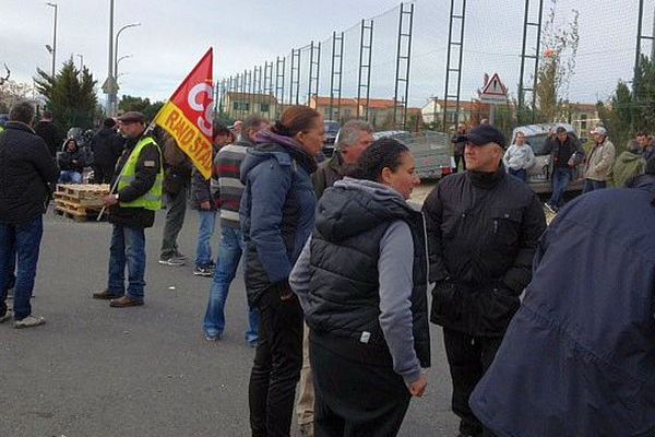 Perpignan - les grévistes non loin du dépôt de la CTPM - 7 mars 2016.