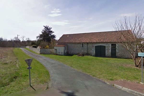 La route du Puy Vallon dans la commune de Fontcouverte (17).
