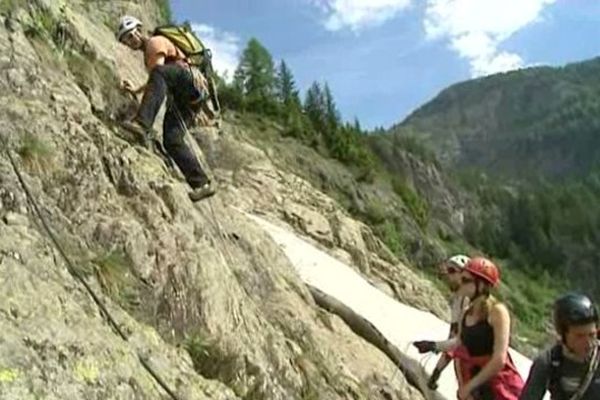 Une cinquantaine de personnes passent leur diplôme de guide chaque année à Chamonix. 