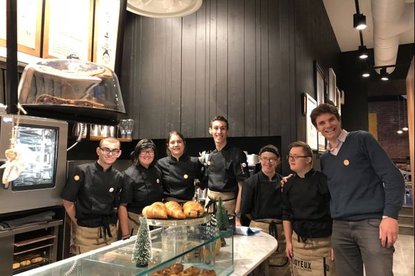 Le café Joyeux propose des pâtisseries, il se singularise par ses huit employés. De jeunes handicapé(e)s super-motivé(e)s, qui vous serviront avec le cœur.