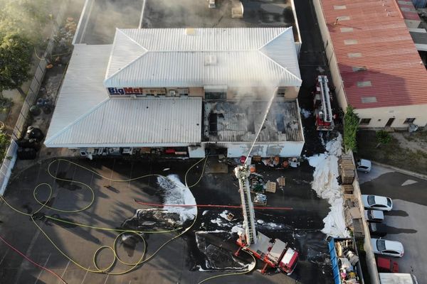 Une centaine de mètres carrés détruite par l'incendie à l'origine inconnue, avec l'emploi d'un canon à mousse de par la présence de solvants polluants.