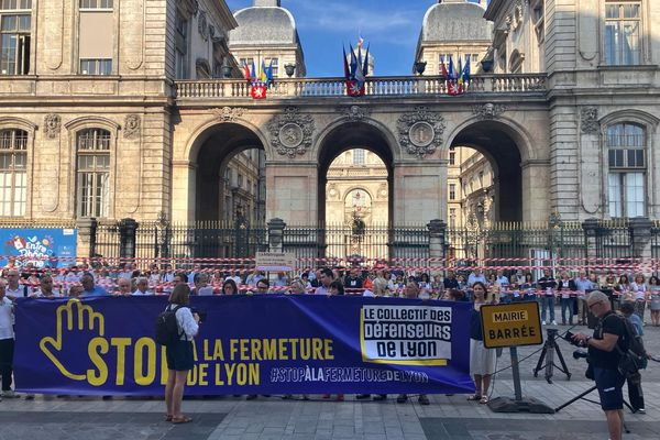 Blocage symbolique de l'Hôtel de Ville pour protester contre "la fermeture de Lyon" - 27/6/24