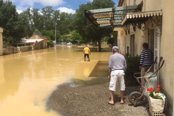 A Mauvezin, les habitants ont les pieds dans l'eau. L'Arrats est sorti de son lit.