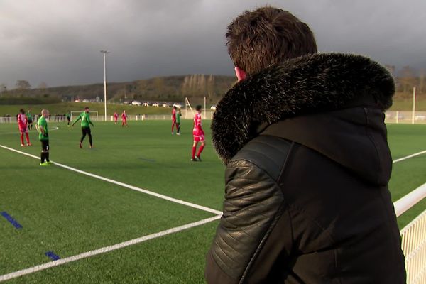 Une centaine d'arbitres sont restés au bord du terrain ce week-end en Normandie, pour faire réagir la Ligue Normande de football suite aux agressions subies sur le terrain.