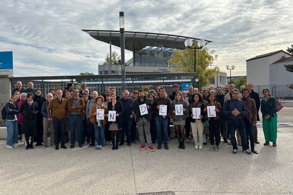 Alors que les rassemblements et minutes de silence se multiplient ce lundi 16 octobre, les professeurs du lycée La Martinière-Montplaisir se sont mis, non pas "en grève", mais "en deuil".