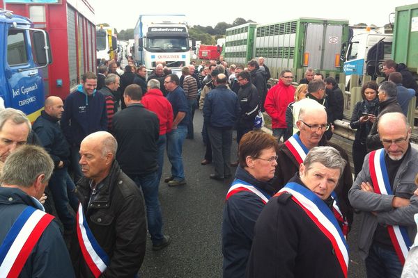 Les manifestants ont bloqué la route de Morlaix aujourd'hui pour protester contre l'écotaxe