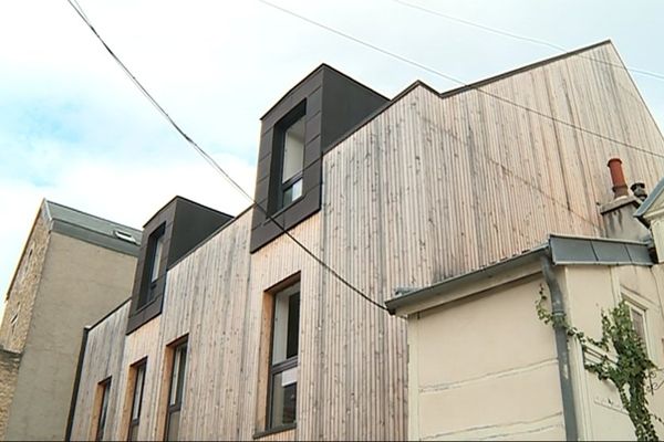 Cette maison de ville contemporaine et passive prend appui sur une autre maison.