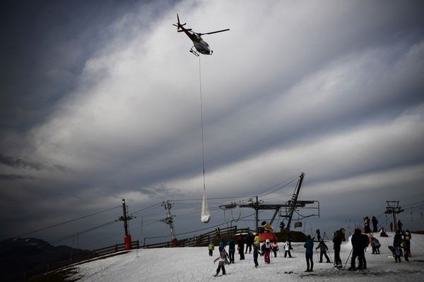 50 M3 de neige ont été héliportés du haut vers le bas des pistes