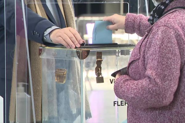 Un bureau de vote à Flers ce dimanche 10 avril au matin