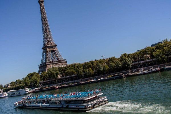 Un bateau-mouche sur la Seine, devant la Tour Eiffel à Paris, en août 2016.