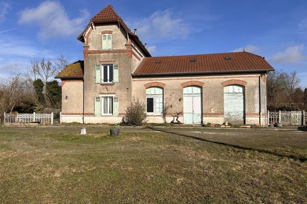 Vue extérieur de la gare de Saint-Masmes, dans la Marne, vendue sur Leboncoin.