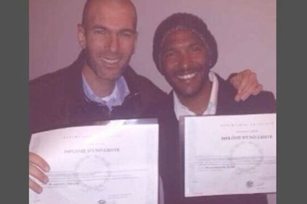 Zidane diplômé du centre de droit et d'économie du sport de Limoges (à ses côtés Olivier Dacourt, consultant TF1 également diplômé)