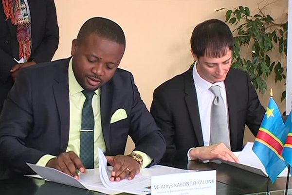 Le ministre congolais de l'environnement, Athys Kabongo Kalonji et le directeur général de Cerene Services, Claude Boisson signent un contrat de plus de 8 millions d'euros pour cartographier la forêt congolaise.