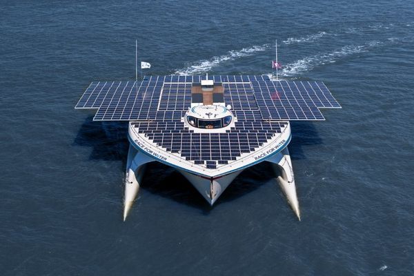 Le catamaran Race for Water, de 35 mètres de long, s'était fait connaître en 2012 sous le nom de PlanetSolar pour avoir achevé un premier tour du monde à l'énergie solaire grâce à une surface de 540 m2 de panneaux solaires.
