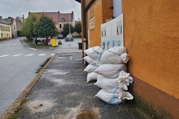 Dans la commune de Bellot, les habitants se préparent à des inondations.