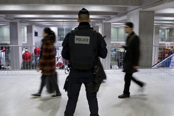 Un policier en patrouille à l'aéroport de Roissy Charles de Gaulle. (Photo d'illustration) 