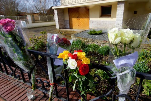 Des fleurs en hommage à Antoine devant sa maison à Gonnehem.