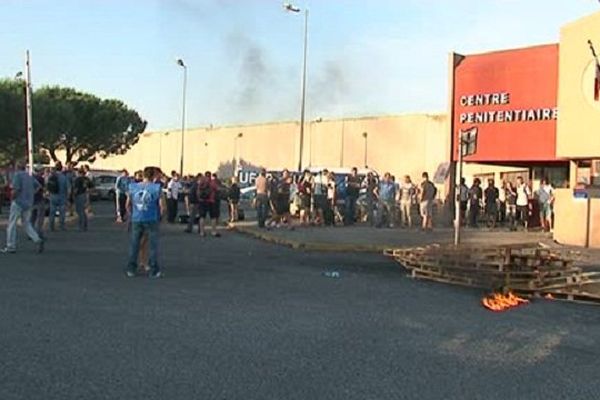 Nouvelle manifestation des gardiens de prison devant le centre pénitentiaire . Perpignan le 12 juin 2014.