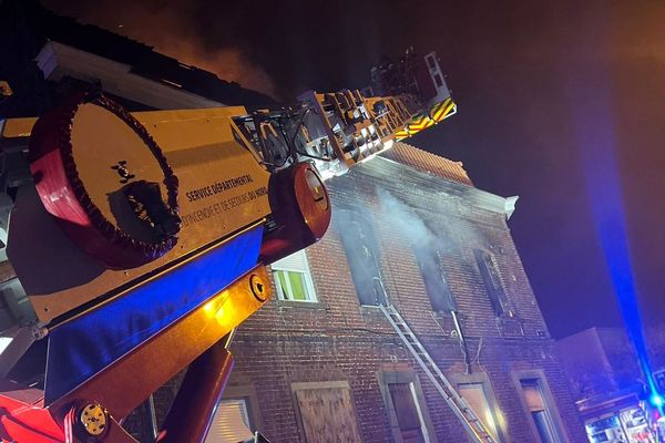 L'habitation qui a pris feu à Tourcoing, ce 24 janvier 2024.