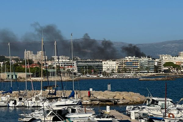 Un feu s'est déclaré jeudi 31 octobre à Antibes. Une épaisse fumée noire était visible au-dessus de la ville.