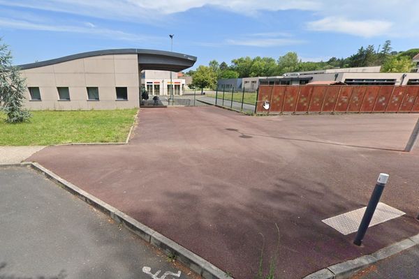 Un dégagement de fumée lié à des travaux a provoqué l'intervention des sapeurs-pompiers dans une école primaire de Graulhet, dans le Tarn.