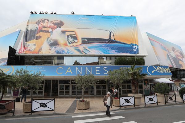 Pose de l'affiche du 71ème Festival de Cannes, le dimanche 6 mai