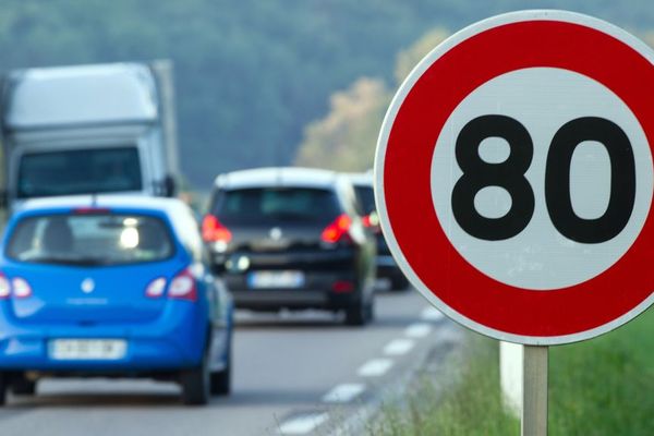 09/01/17 - Le gouvernement a abaissé mardi de 90 km/h à 80 km/h la limitation de vitesse sur les routes secondaires à double sens