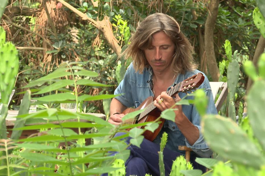 VIDEO.  Incontra il cantante Antonin, il “bardo” finale di Cap Ferret