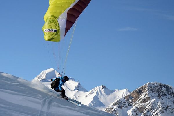 - Photo d'illustration - Un "speed rider" glisse sur une pente dans la station de Val d'Isère en Savoie, dans les Alpes françaises.