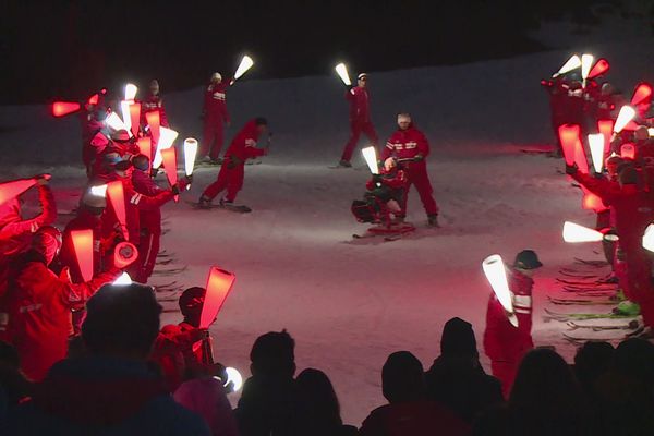 Pour célébrer ses 100 bougies, Gilberte Simpson, passionnée de ski, a descendu une piste de Gourette.