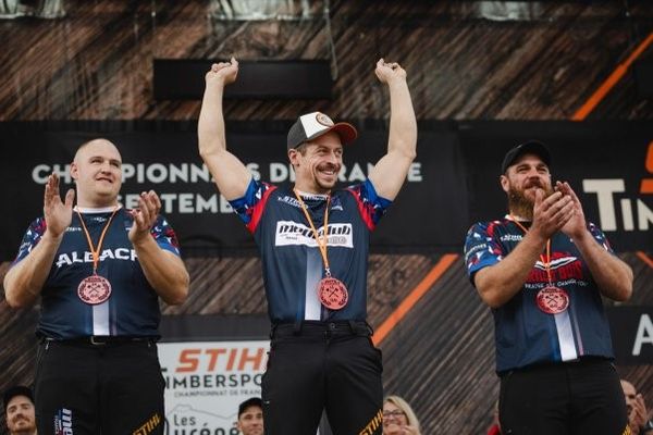 Alexandre Meurisse (au centre) lors de son sacre de champion de France de bûcheronnage sportif, le 21 septembre 2024 à Saint-Gaudens (Haute-Garonne).