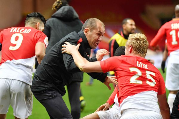 Leonardo Jardim célèbre la victoire avec ses joueurs, au stade Louis II, samedi 9 décembre 2017