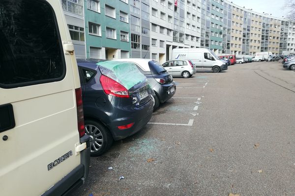 Une voiture dégradée dans le quartier