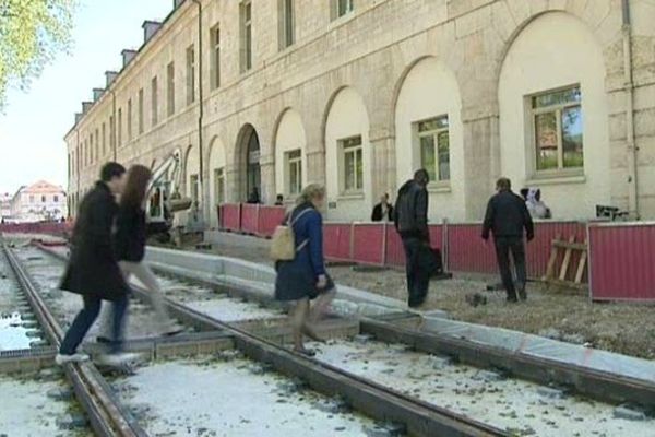 A Besançon, les contribuables ont franchi à temps les rails du futur tramway pour rejoindre l’hôtel des impôts. Et vous ?