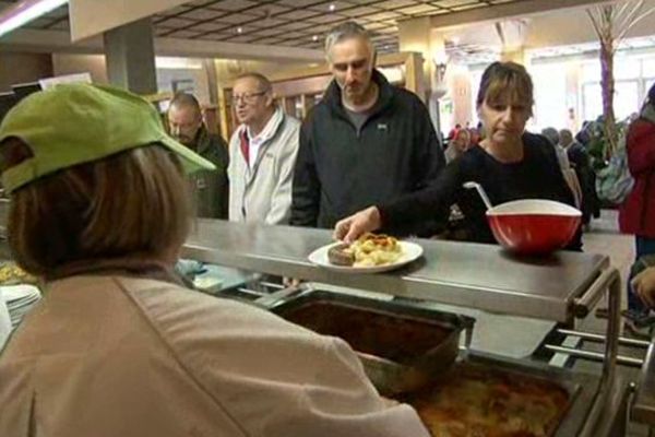 La cantine administrative de Mende soutient l'agriculture en crise en achetant principalement des produits locaux - octobre 2015