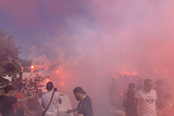 Des supporters réunis devant l'Allianz Riviera pour accueillir l'OGC Nice pour le match à huis-clos contre Monaco, le 19 septembre 2021. 