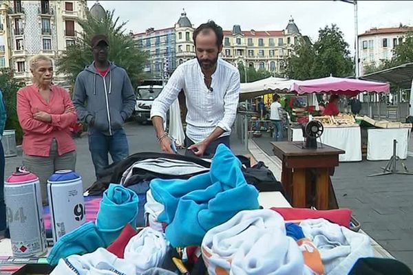 Devant le regard ébahi des passants de la gare du sud à Nice, François Garcin transforme de vieux t-shirts en sacs