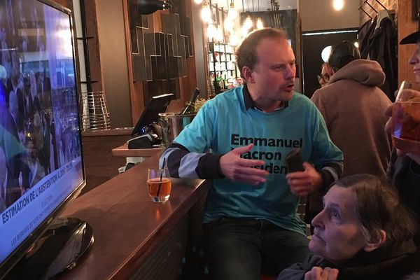 Des militants d'En marche ! dans un bar du 17ème arrondissement, à Paris.