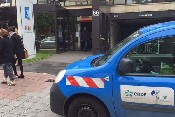 Devant les locaux de France 3 Paris Île-de-France, à Vanves.