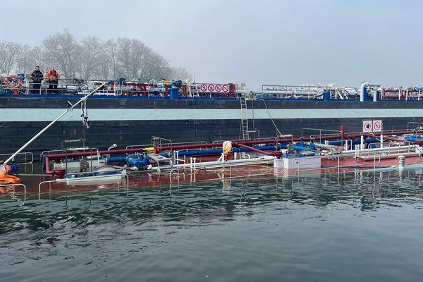 La barge accidentée, ce mardi matin à Triel-sur-Seine.