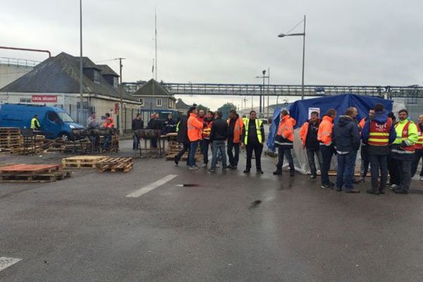 Le blocage devant le dépôt de carburant Rubis à Grand-Quevilly vendredi matin