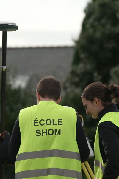 Le SHOM (Service hydrographique et océanique de la Marine) dispose de sa propre école à Brest . Ici, des élèves dont René, militaire congolais (à gauche).